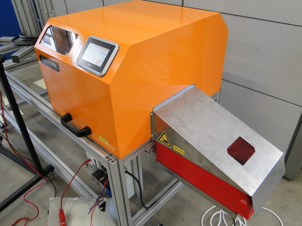 Automatisoitu letkuleikkuri halutunmittaisten letkujen valmistukseen. Hosemaster. Letkujen automaattinen katkontalaite. Plastep Oy Kuortti.