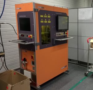 Muovin laserhitsauslaite asiakkaalle asennettuna. 100W diodilaser adaptiivisella pyrometriohjauksella. 3-akselinen CNC-ohjaus.