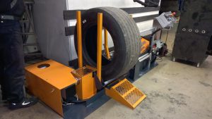 Kuorma-auton renkaiden laserkaiverruslaite Tyremarker2. Vianor Kuopio.