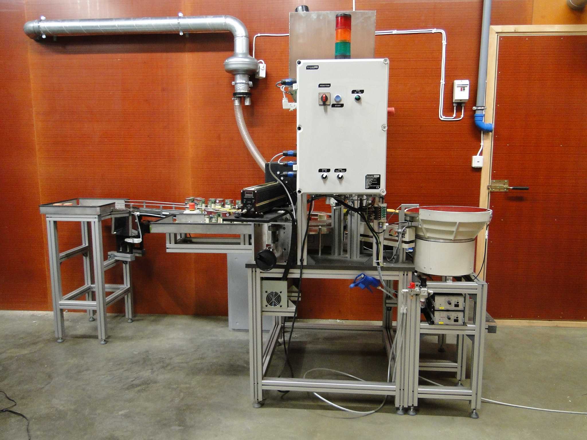 Yrttipakkauskone, Heikkilän Yrttitila Oy (on siinä pieni laser merkkaamassa päivämäärän purkin kanteen)